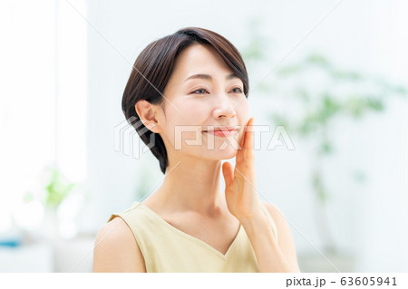 ミドルの女性 63605941