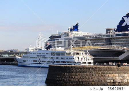 大さん橋に停泊中の大型客船 63606934