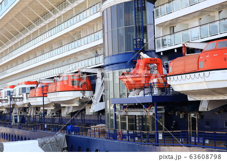 大型クルーズ船セレブリティミレニアムと救命ボート 大型クルーズ船セレブリティミレニアムと救命ボート 63608798