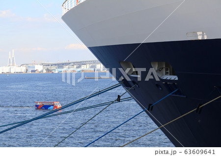 停泊中の大型客船と接岸ロープ 停泊中の大型客船と接岸ロープ 63609641