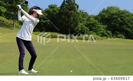 ティーショットを打つ女性 イメージ 63609817