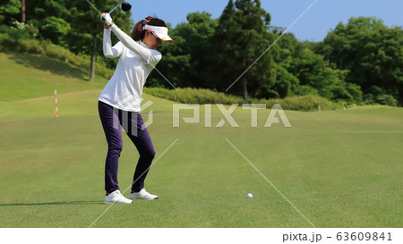 ティーショットを打つ女性 イメージ 63609841