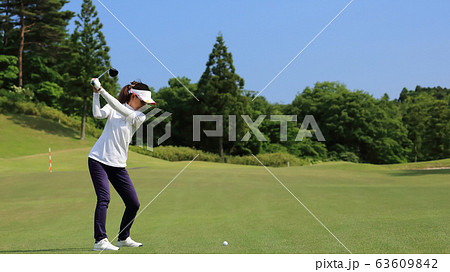 ティーショットを打つ女性 イメージ 63609842