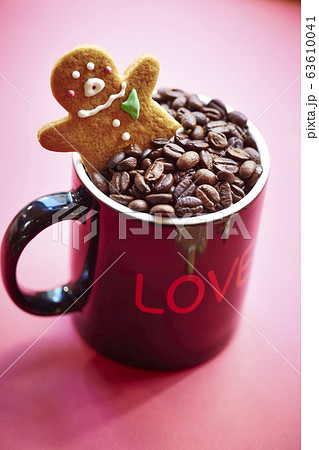 コーヒー豆とジンジャーブレッドマンクッキー クリスマスイメージ コーヒー豆とジンジャーブレッドマンクッキー クリスマスイメージ 63610041