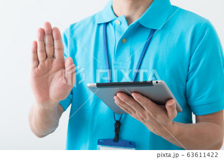タブレットを持つ男性 63611422