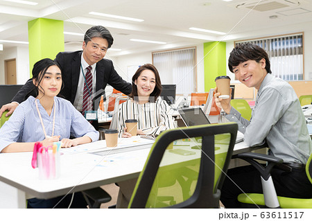 オフィスでの4人 63611517