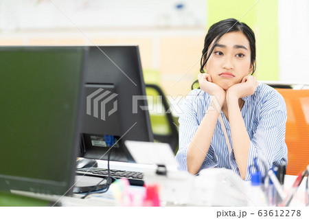 オフィスで悩む新入社員 オフィスで悩む新入社員 63612278