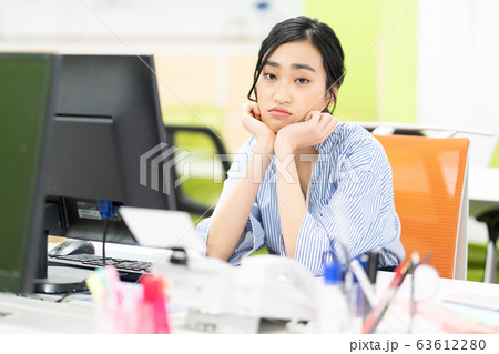 オフィスで悩む新入社員 オフィスで悩む新入社員 63612280