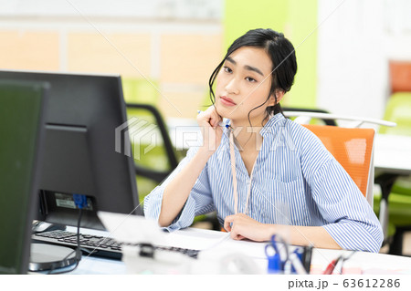 オフィスで悩む新入社員 63612286
