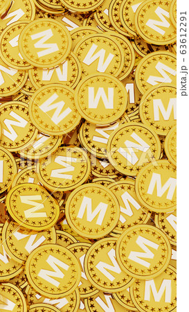 Mの文字(マネーの頭文字)が刻印されたたくさんの金貨 Mの文字(マネーの頭文字)が刻印されたたくさんの金貨 63612291