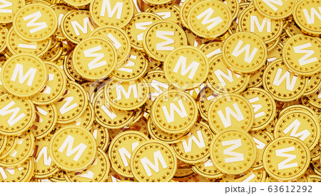Mの文字（マネーの頭文字）が刻印されたたくさんの金貨 63612292