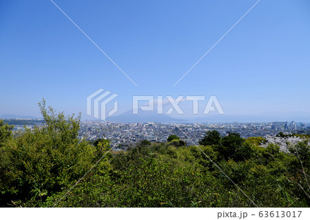 慈眼寺公園から眺める市街地の先に見える桜島 63613017