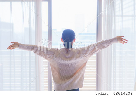 朝 モーニング 体操 窓 体内時計 女性 若い 子供 日本人 人物 さわやか ぽかぽか 朝日 春 朝 モーニング 体操 窓 体内時計 女性 若い 子供 日本人 人物 さわやか ぽかぽか 朝日 春 63614208