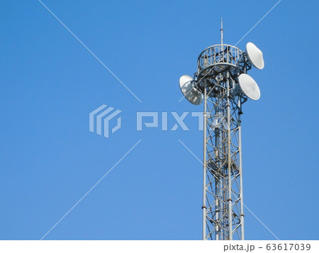 パラボラアンテナが設置された電波塔 63617039