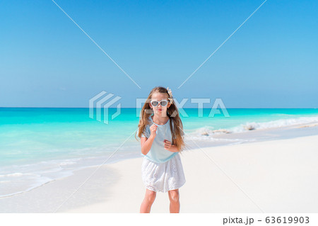Adorable little girl have fun at tropical beach during vacation 63619903