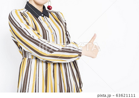いいねのポーズをとる女性 63621111