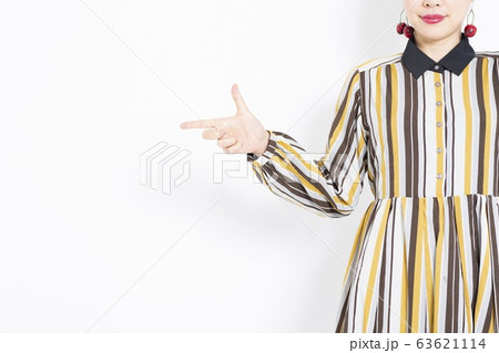 ポイントを指し示す女性 63621114