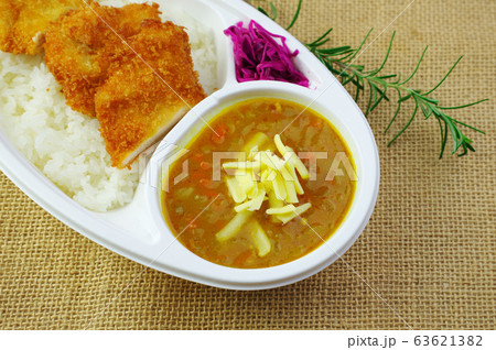 チキンカツカレー弁当 63621382