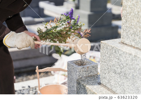 墓参り お花を添える 墓参り お花を添える 63623320