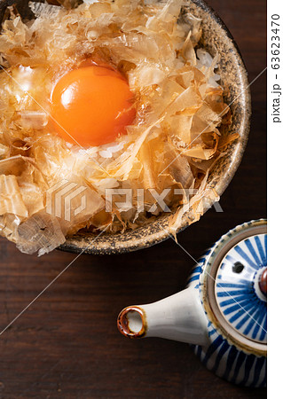 おかかご飯に卵黄を乗せて 63623470