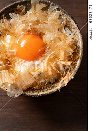 おかかご飯に卵黄を乗せて 63623471
