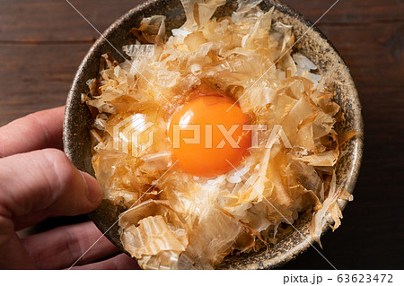 おかかご飯に卵黄を乗せて おかかご飯に卵黄を乗せて 63623472