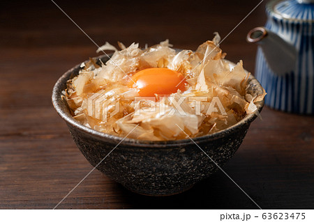 おかかご飯に卵黄を乗せて 63623475
