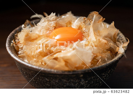 おかかご飯に卵黄を乗せて 63623482