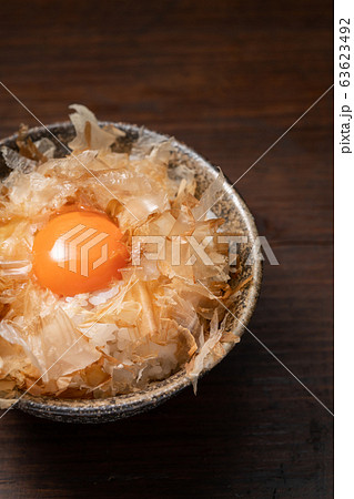 おかかご飯に卵黄を乗せて 63623492