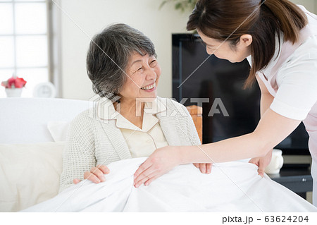 介護　シニア　女性 63624204