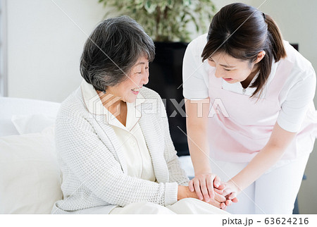 介護 シニア 女性 介護 シニア 女性 63624216