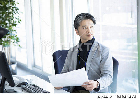 カジュアルビジネス　デスクワーク　40代　50代　男性 63624273