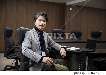 カジュアルビジネス　男性　社長　会議室　40代　50代 63624296