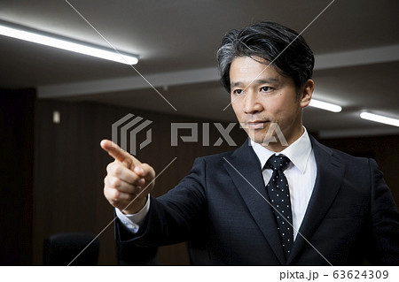 ビジネス 男性 スーツ 社長 会議室 政治家 40代 50代の写真素材 ビジネス 男性 スーツ 社長 会議室 政治家 40代 50代の写真素材