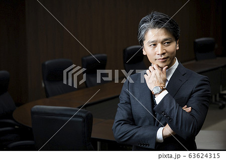 ビジネス 男性 スーツ 社長 会議室 政治家 40代 50代 ビジネス 男性 スーツ 社長 会議室 政治家 40代 50代 63624315