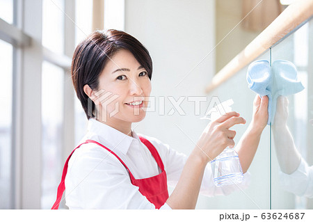 女性　掃除　家事代行 63624687