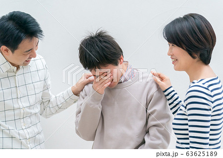 高校生の息子と両親 高校生の息子と両親 63625189