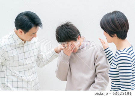 高校生の息子と両親 63625191