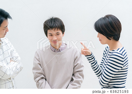 高校生の息子と両親 高校生の息子と両親 63625193