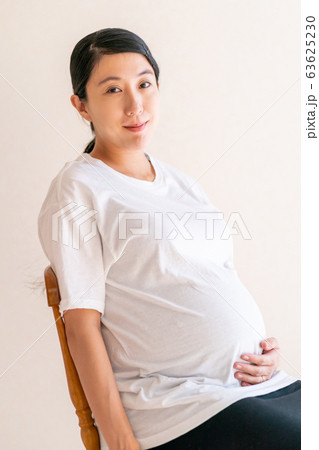 pregnant woman 63625230