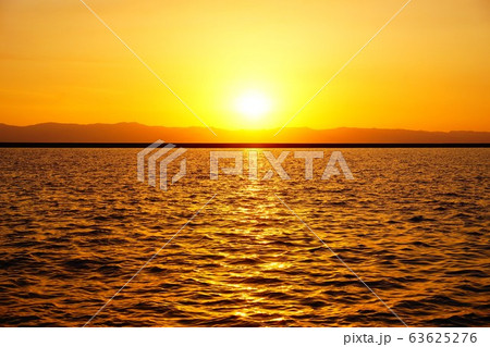 海と夕日 63625276