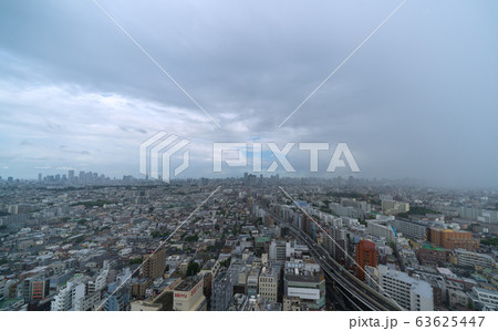 日本の東京都市景観 都心に広がる巨大な暗雲(ゲリラ豪雨) 日本の東京都市景観 都心に広がる巨大な暗雲(ゲリラ豪雨) 63625447