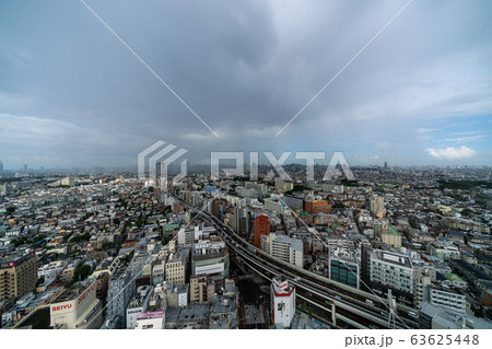 日本の東京都市景観 都心に広がる巨大な暗雲(ゲリラ豪雨) 日本の東京都市景観 都心に広がる巨大な暗雲(ゲリラ豪雨) 63625448