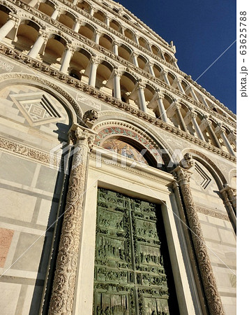 イタリア　ピサ　ドゥーモ　正面玄関 63625788