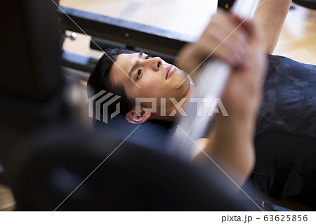 トレーニングをする男性 トレーニングをする男性 63625856