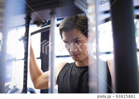 トレーニングをする男性 63625861