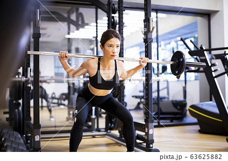 トレーニングをする女性 トレーニングをする女性 63625882