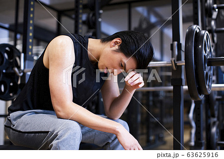 ジムで休憩をする男性 63625916