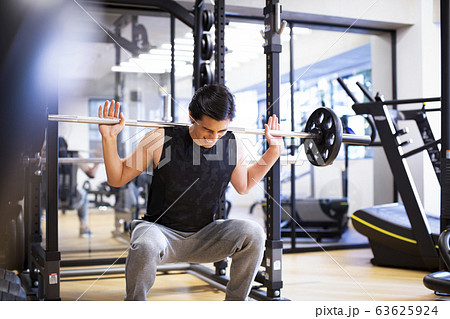 トレーニングをする男性 63625924