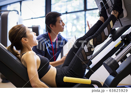トレーニングをする女性とトレーナー 63625929